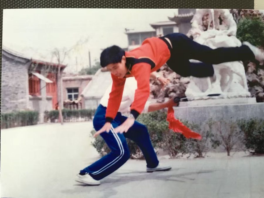 带学生练腾空动作
