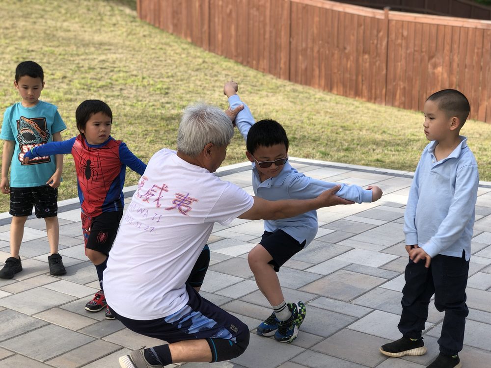 教练指导学员动作