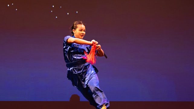 学员完成一个刀术动作