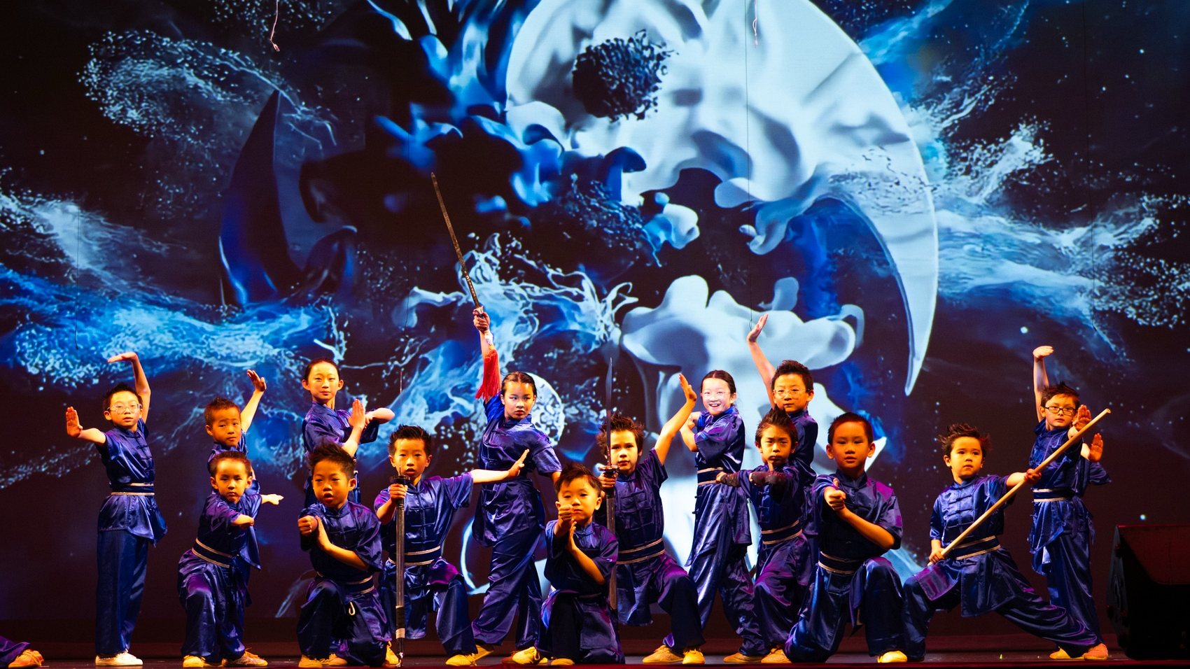 全队登台演出,棍剑齐上
